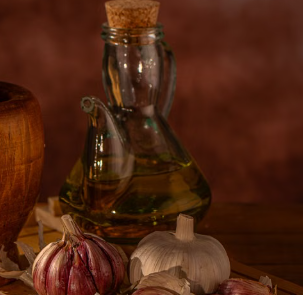 Garlic, Cloves, and Oil: What This Popular DIY Mixture Is Used For
